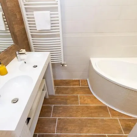 4br Artdeco Elegance With Sauna Apartmán *