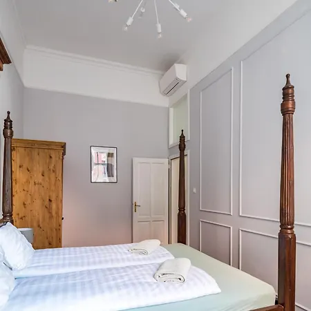 4br Artdeco Elegance With Sauna Budapest