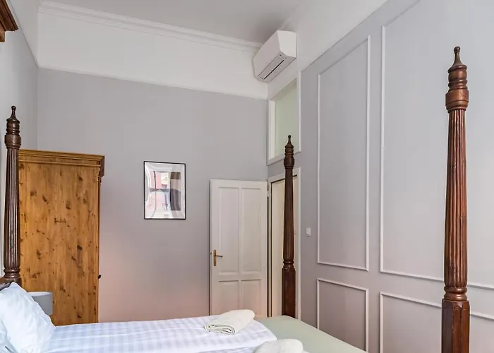 4br Artdeco Elegance With Sauna Budapest