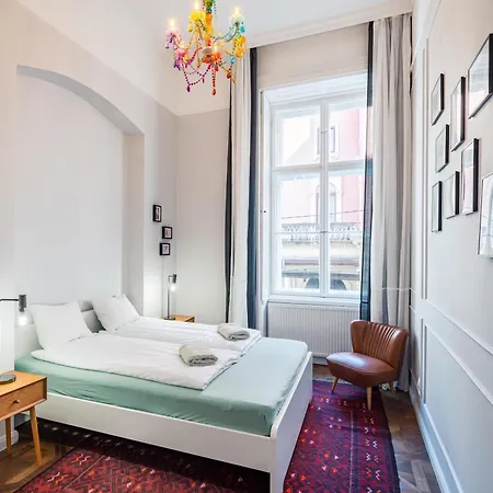 4br Artdeco Elegance With Sauna Apartment